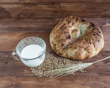 木制背景的面包牛奶和小麦早餐厨房有机的图片
