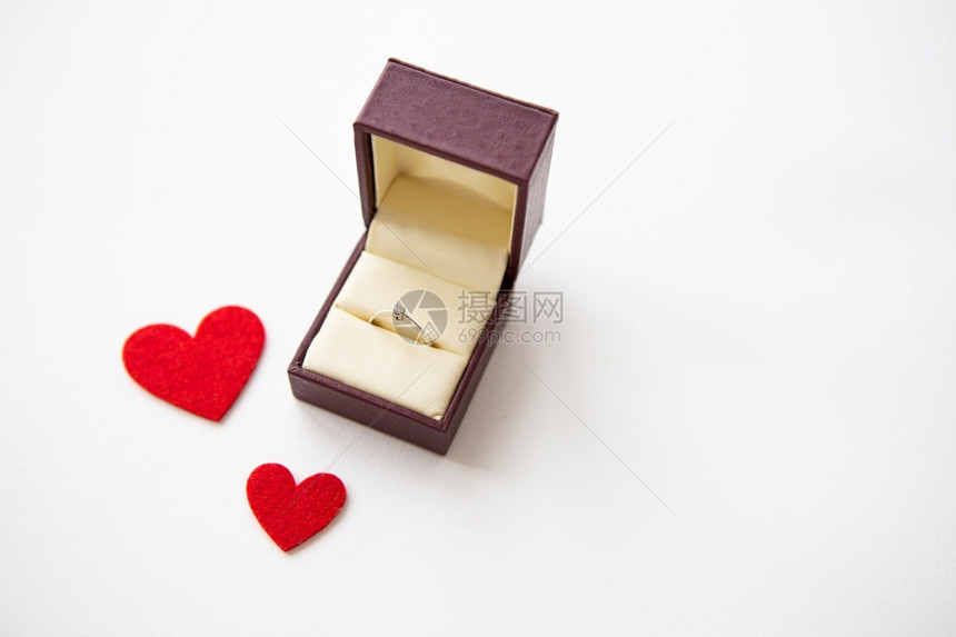 明信片白色背景上美丽的红心和盒子里戒指求婚白色背景上美丽的红心和盒子里戒指求婚绘画天图片