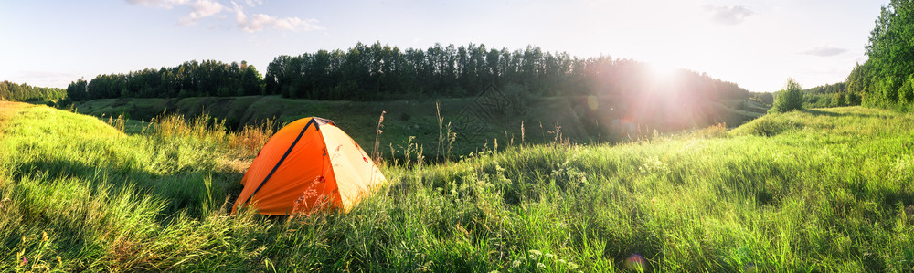 户外草坪上的露营帐篷图片