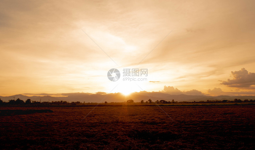 多云的山地景观雨季大云中有阳光照耀的风景户外日出图片