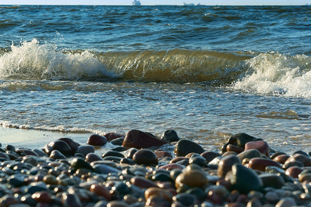 鹅卵石和海浪图片