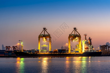 物流船运装有集箱的工业港口将货物运往港口起重机图片