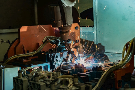 修理电汽车工业厂中的机器人焊接装置生产图片