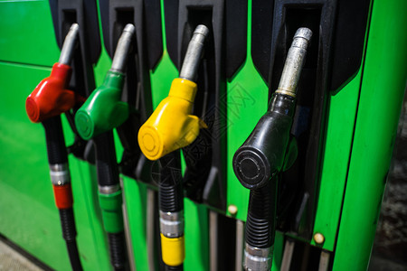 石油绿色亮光站上不同颜色的燃料喷嘴气体经济图片