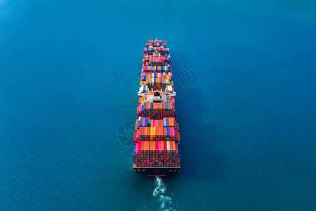 加载天线商业的对海上集装箱货船的空中观航图片