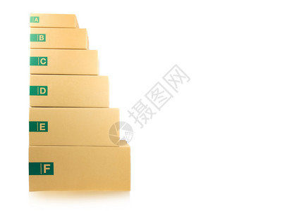 邮件运输堆叠的白色背景时堆叠在一起的纸板包箱图片