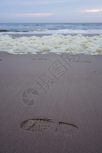 温暖的沙滩上脚印图片