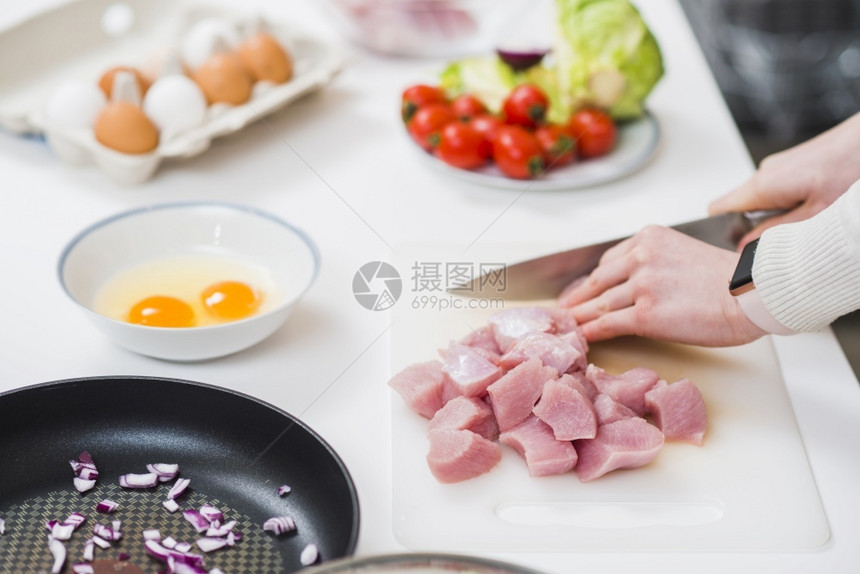 切片烹饪劈用手肉的餐桌图片