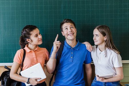 站在黑板前的学生们图片