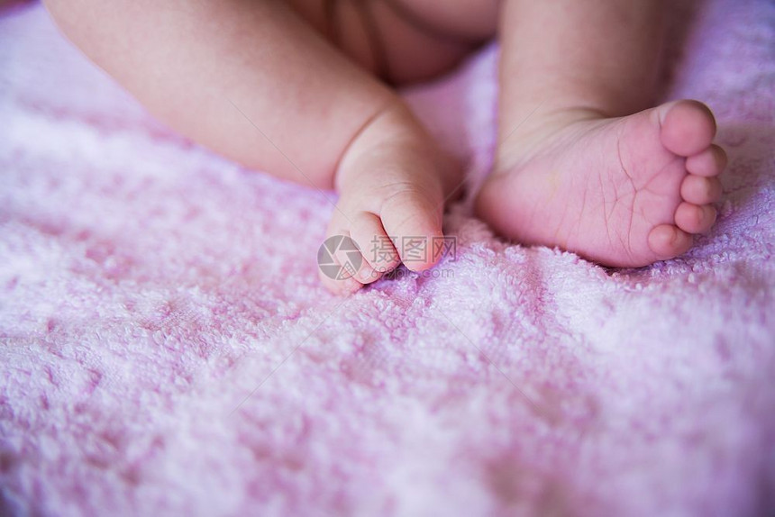 柔软度新生小宝脚闭上紫小脚近上紫色的图片
