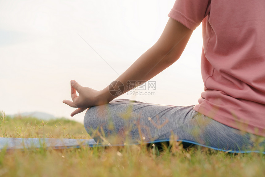亚洲人在公园练习瑜伽静默以保持呼吸和放松的正常生活我非希望她能睡得安稳因为她会做个好梦手早晨图片