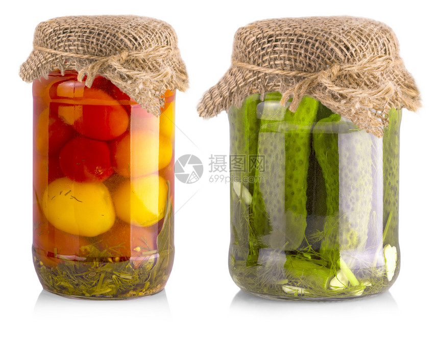 玻璃罐加咸黄瓜和西红柿白底孤立食物香料醋图片