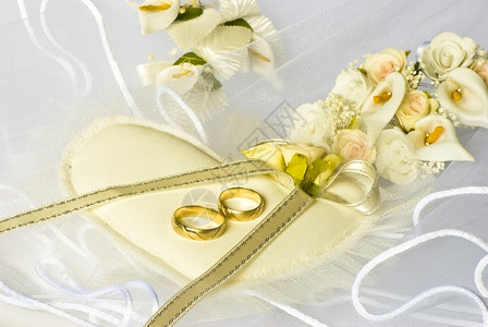 新娘面纱上的结婚戒指和鲜花装饰已婚金子百合图片