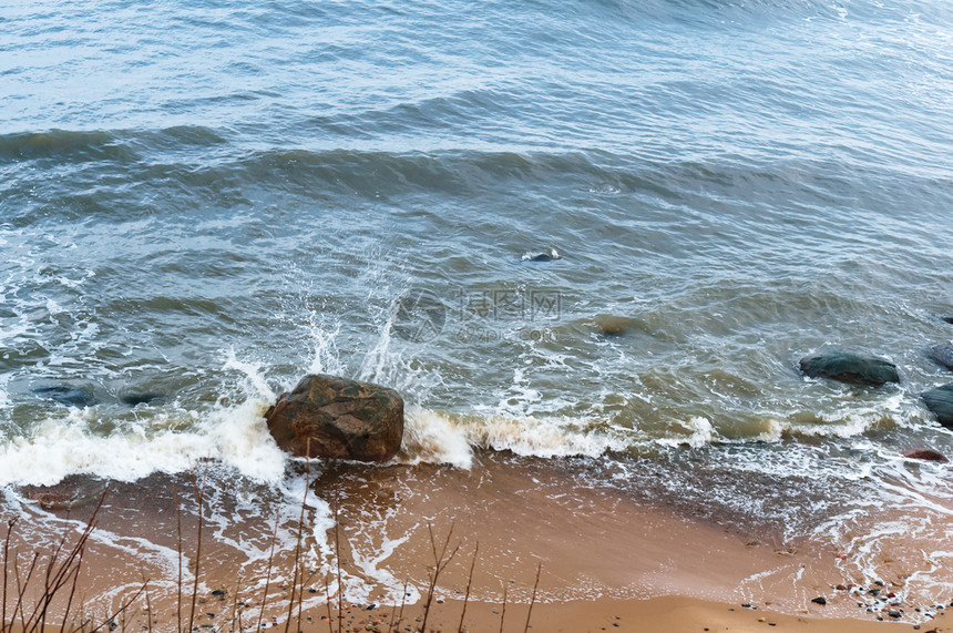 白色的海岸线浪击中在岩石上破碎海浪在岸岩石上破碎海浪撞击岸新鲜的图片
