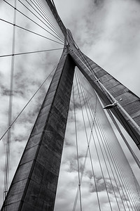 著名的诺曼底庞特桥跨越莱阿夫雷附近的塞纳河对称具体的图片