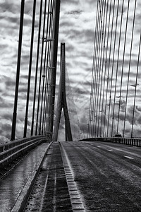 暂停诺曼底庞特桥跨越莱阿夫雷附近的塞纳河巨大的图片