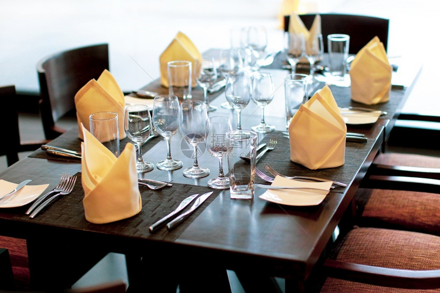 盘子环境内部的装饰婚宴餐桌配有酒杯和餐具的厅桌用于举行婚礼宴会的餐桌图片