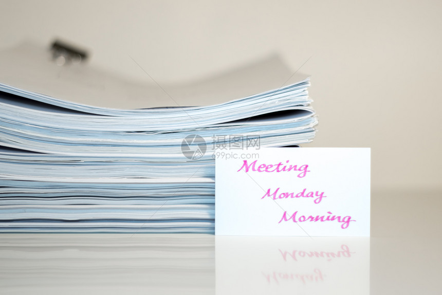 笔记下午5时会议办公桌商业文件堆叠式信息工作图片