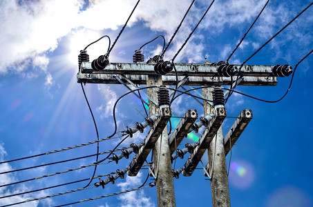 环境两座电压塔和蓝色天空背景的电缆气技术图片