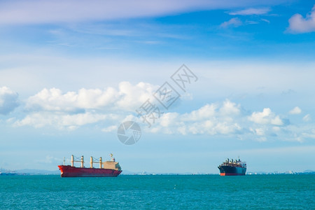 水等待运输产品的货船停靠在码头的货船航海运图片