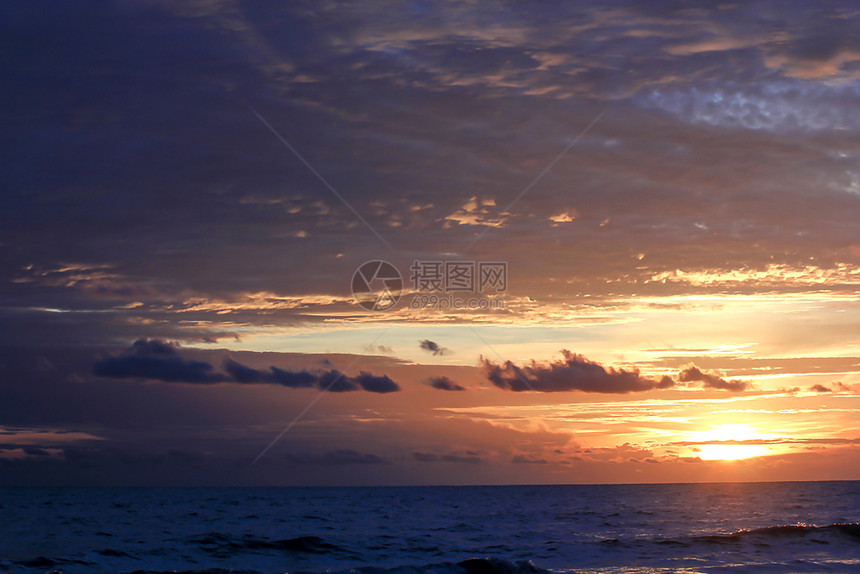 超过日落的橙色光正在海中坠落美丽的景观图片