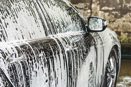 清除含泡沫的洗车黑色涤剂站闪亮的高清图片素材
