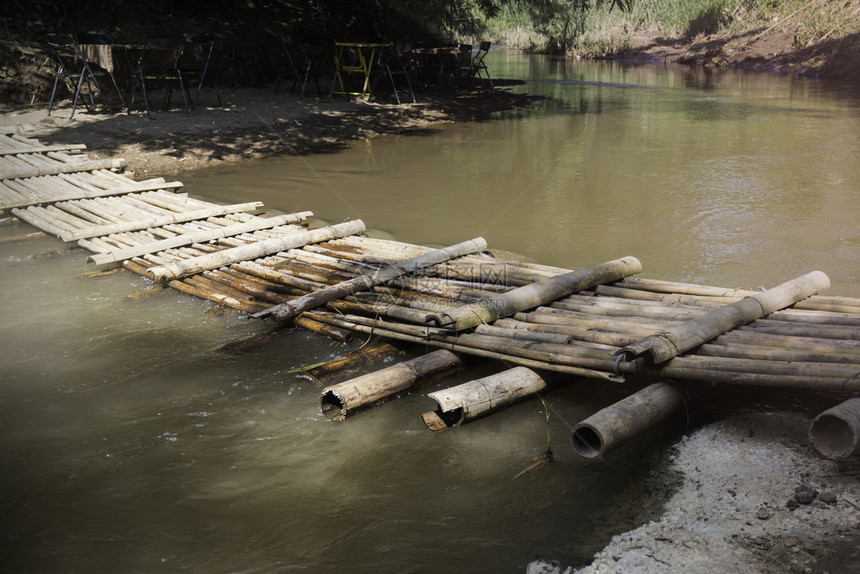 桥上小溪的竹子股票照片绿泰国木头图片