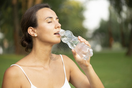 生活身体瓶子妇女饮水用图片