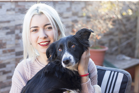 犬类女人和她最喜欢的狗肖像画微笑外部年轻的高清图片素材