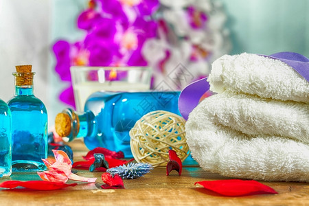 兰花淋浴海Spa仍然有香烛花朵和毛巾的生活图片