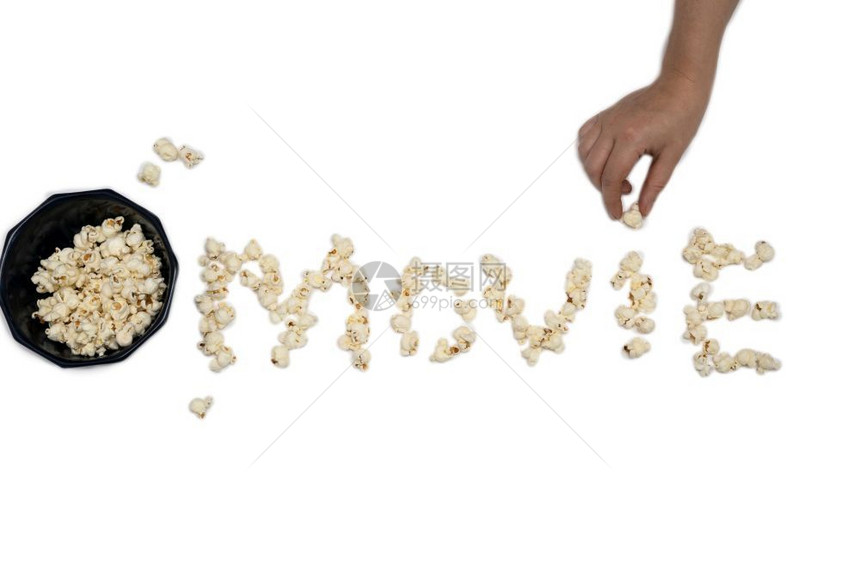爆米花孤立在白色背景上形成单词电影特写用手拿着爆米花孤立在白色背景上形成单词电影用手拿着爆米花保持快餐可口图片