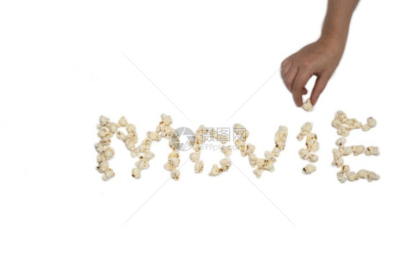 爆米花孤立在白色背景上形成单词电影特写用手拿着爆米花孤立在白色背景上形成单词电影用手拿着爆米花快速地小吃甜的图片