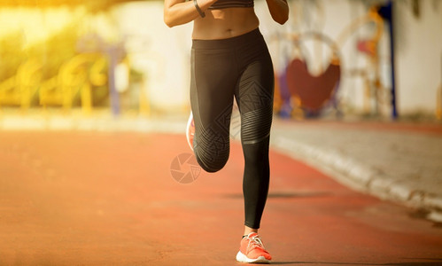 活动跑步的女人者在户外路上慢跑年轻的混血女孩慢跑夏天活力图片