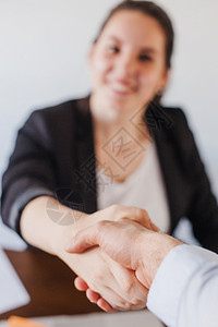 谈判交易专业的办公室工作人员握手图片