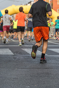 慢跑国际马拉松步比赛奔跑者后视镜男部背景图片