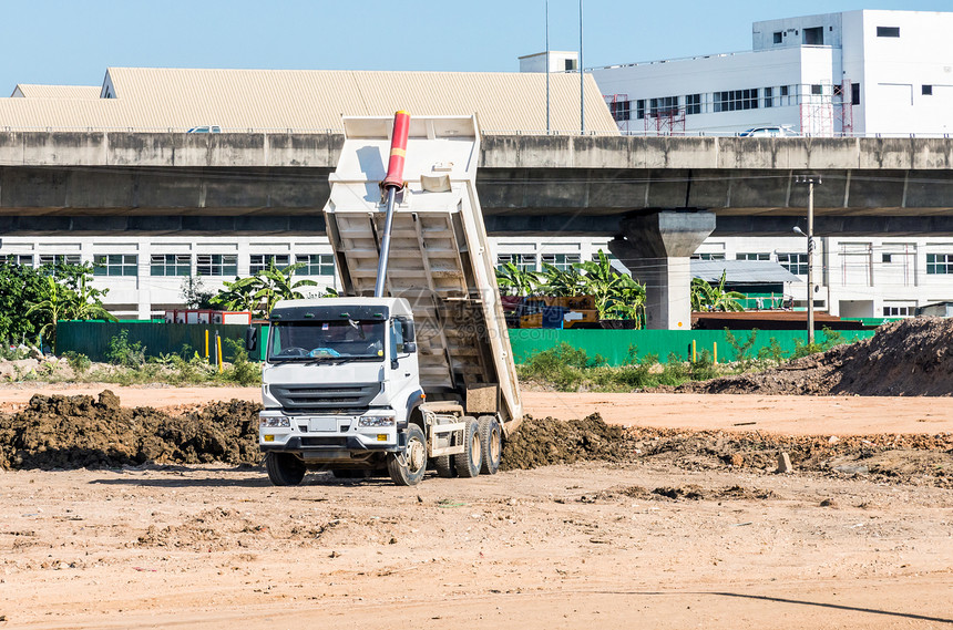 重型卡车倾弃在建筑工地城市的汽车人图片