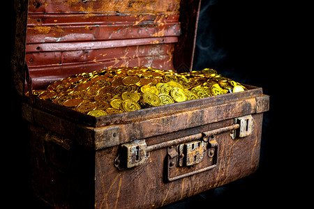 比特币丰富美元黑背景的藏宝箱里堆满金币图片