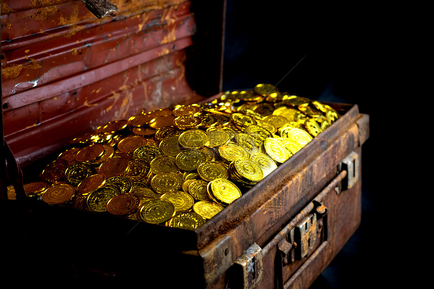 金子神秘奢华黑背景的藏宝箱里堆满金币图片