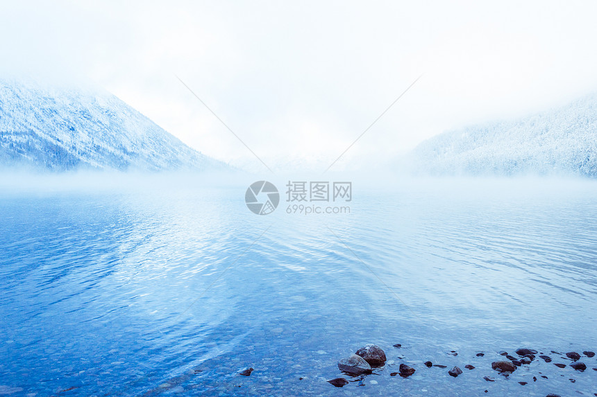 景观山湖上有岩石在岸边冬雾水面的季雾徒步前往山区野生物季节早晨图片
