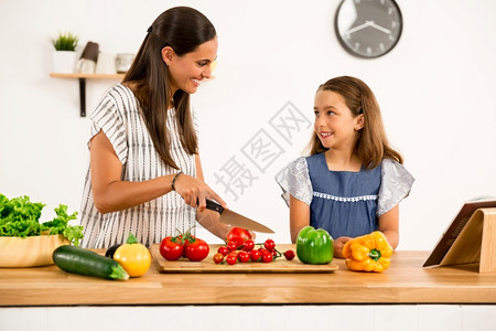 母亲和女儿在厨房玩得开心的一顿饭孩子种图片