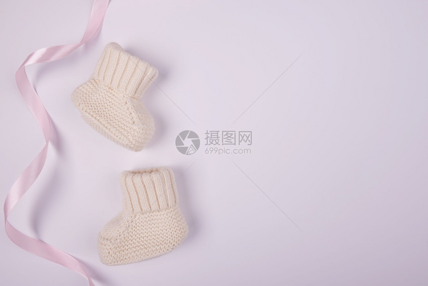 纺织品信息带有粉色丝平铺的婴儿小袜子图片