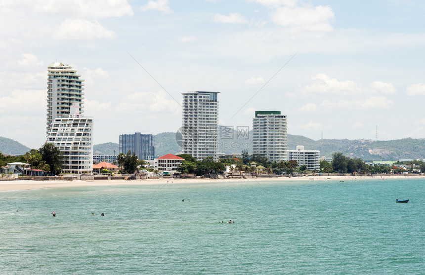 景观天空泰国华欣区靠近海面的现代城市建筑于泰国华欣区水图片