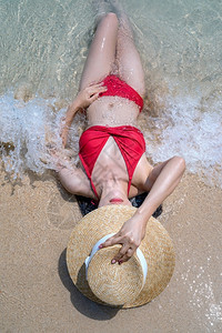 晴天岛穿着比基尼的女人在泰国拉莱海滩上放松雷图片