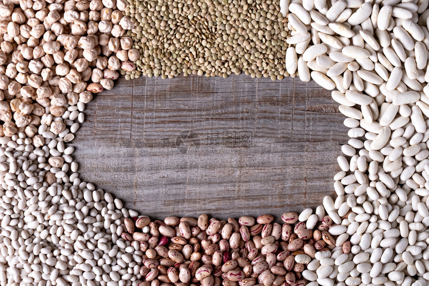 吃干燥食用木板上遥远的豆类背景图片
