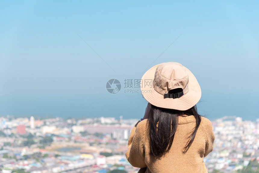 假期亚洲人在海边城市风景观点中快乐和自由的情感在概念旅行度假闲暇生活方面女在山地风景观点上放松她很轻是个非常有自信的女人肖像图片
