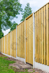 标定在后院用木板建造新的围栏木制领域图片