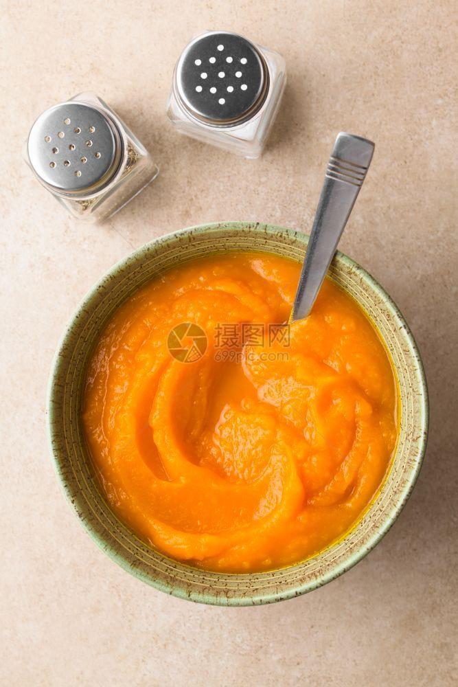 拍照用勺子盐和胡椒的碗里新鲜自制南瓜纯净拍摄在上方有选择焦点聚菜盘新鲜南瓜营养图片