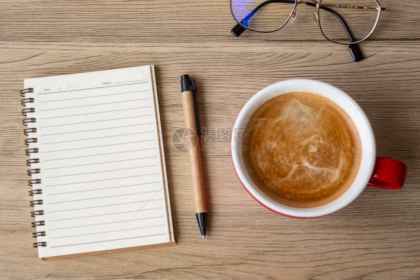 木板上空白笔记本和咖啡杯动机决议清单战略和计划概念管理客观的职业图片