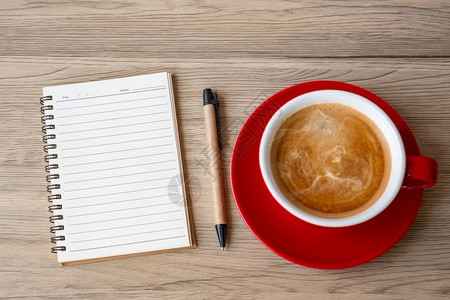 木板上空白笔记本和咖啡杯动机决议清单战略和计划概念纸成功职业图片