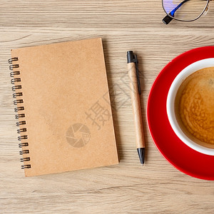 木板上空白笔记本和咖啡杯动机决议清单战略和计划概念未来信息红色的图片